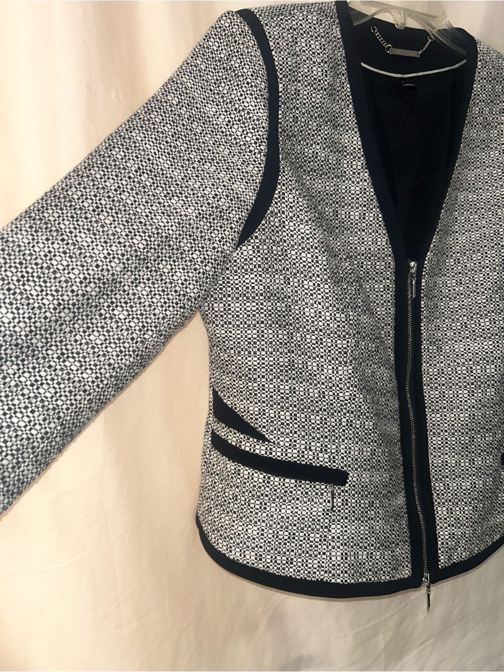 Women's Black & White Fitted Textured Zip-Front Collarless Jacket - Picture 3 of 14